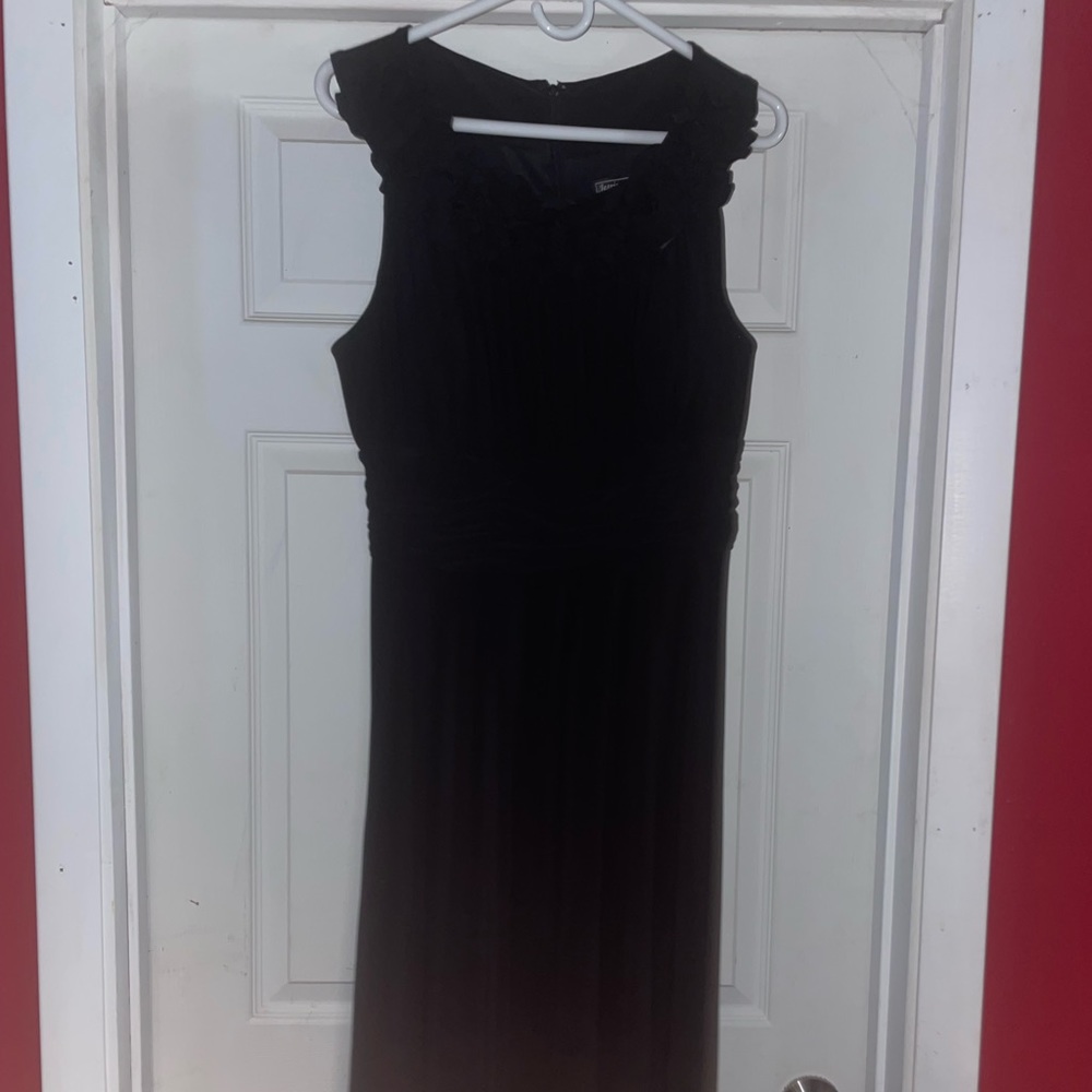 Jessica Howard evening dress black.